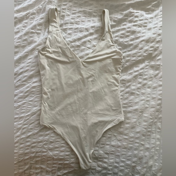 Aritzia Contour V-Neck Bodysuit - Picture 6 of 9